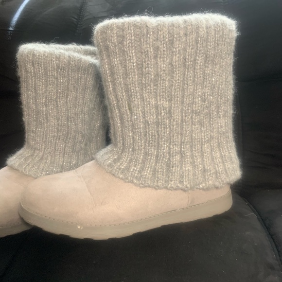 Cat & Jack Other - Size 4 grey boots